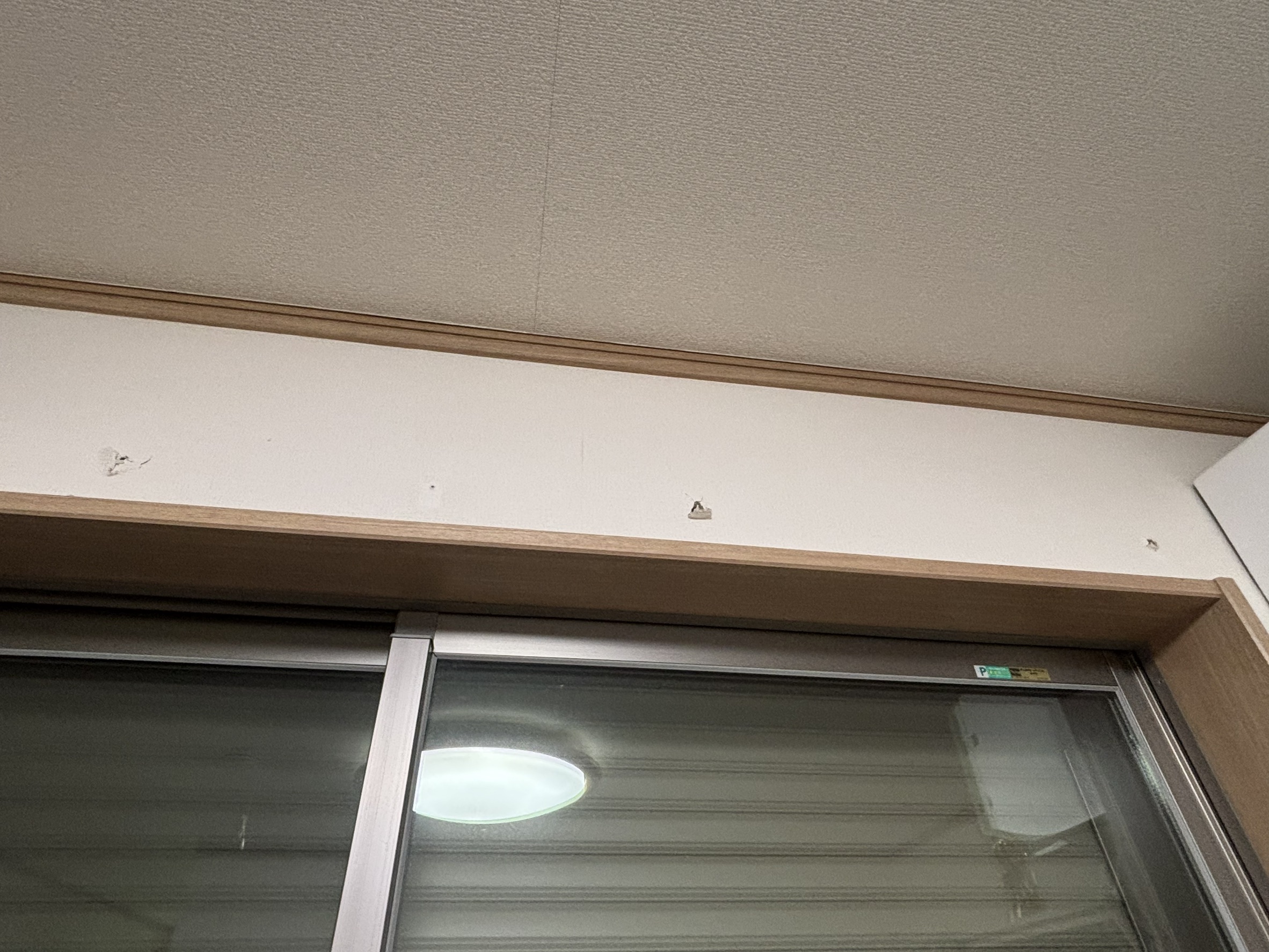 カーテンレールの再取り付け(石膏ボード穴補修)